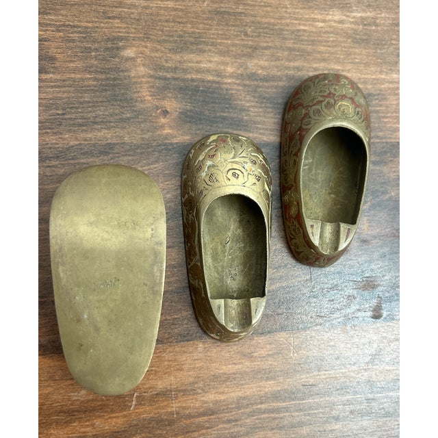 Set of Three Vintage Brass Shoe-Shaped Pocket Ashtrays Made in G. L. India For Sale - Image 16 of 18