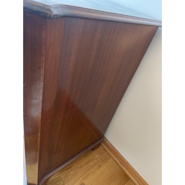 Stunning antique mahogany serpentine-front chest of drawers featuring beautiful satinwood crossbanding and stringing inlay...
