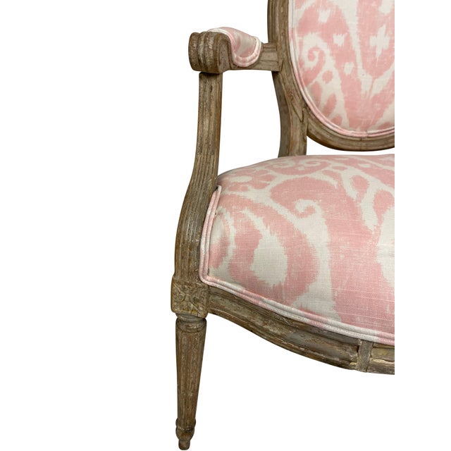 Early 20th Century Early 20th Century Louis XVI Style Grey Painted Armchairs in Pink and White Ikat Upholstery - A Pair For Sale - Image 5 of 18