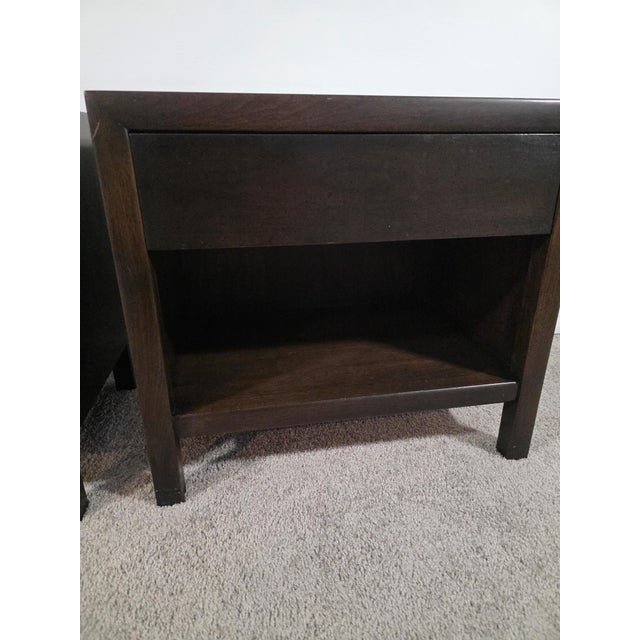 1960s John Widdicomb Mid-Century Modern Solid Wood Nightstands – Pair For Sale - Image 5 of 13