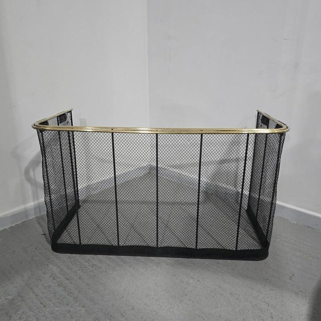 A super quality wire and brass nursery fire guard, in excellent overall condition. 27" high 4ft length 21" depth.