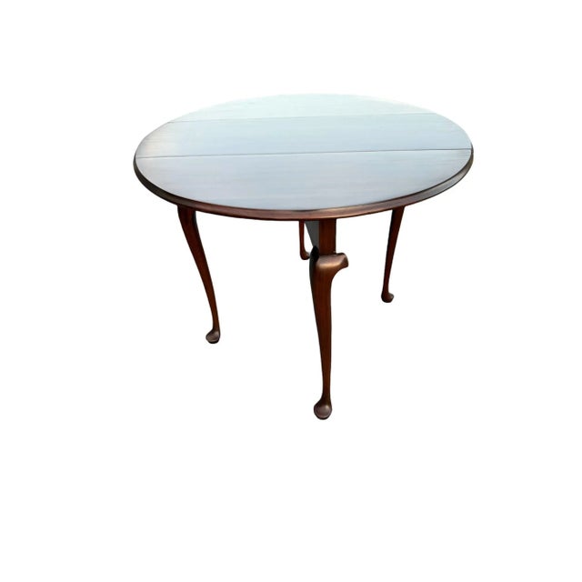 Queen Anne Late 20th Century Harden Sleepy Hollow Restorations Drop Leaf Gate Leg Occasional Table For Sale - Image 3 of 12