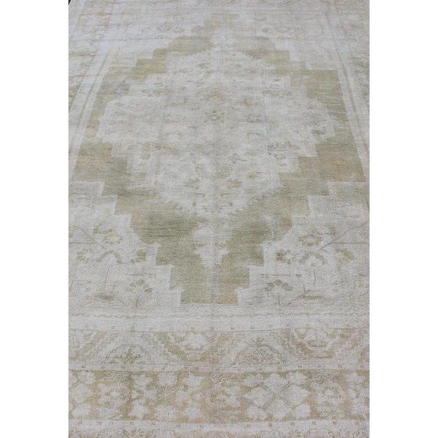 Traditional Mid 20th Century Mid 20th Century Medallion Design Vintage Oushak Rug in Muted Tones of Faded Yellow and Neutrals For Sale - Image 3 of 12