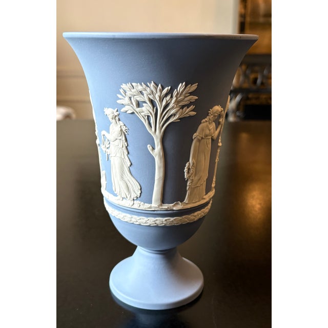 English 1960s Wedgwood Jasperware Neoclassical Pedestal Vase For Sale - Image 3 of 8