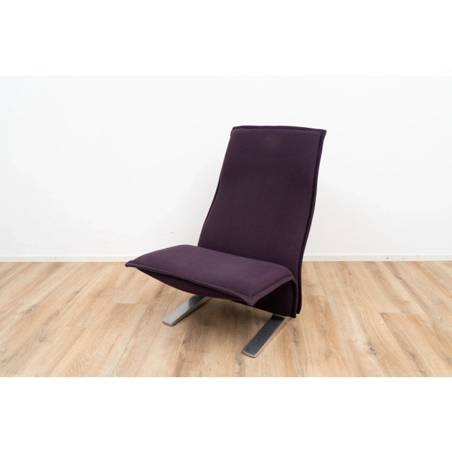 Model F780 Concorde lounge chair from Artifort. The chair comes with a purple fabric upholstery on a chrome plated frame....