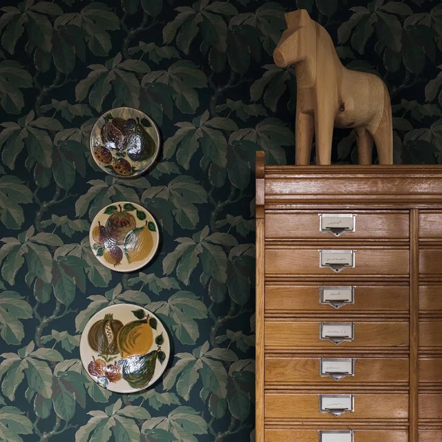 A large-scale pattern composed of stylized chestnut branches, Kastanj is based on a classic design from Boråstapeter’s...