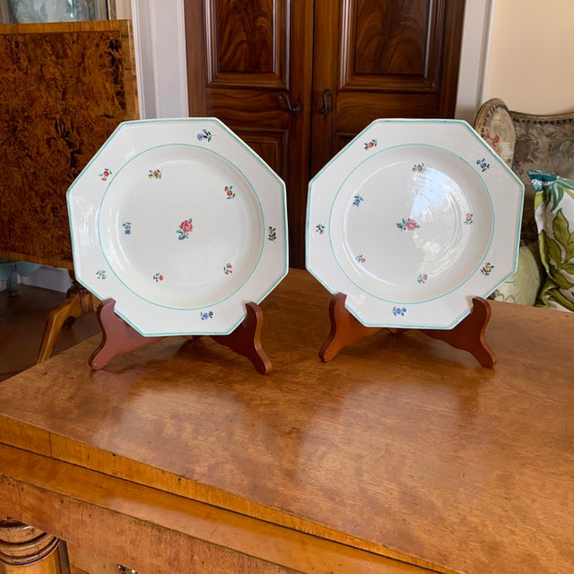 English Fabbrica Del Vecchio Italian Creamware Plates, Ca. 1820- A Pair For Sale - Image 3 of 17