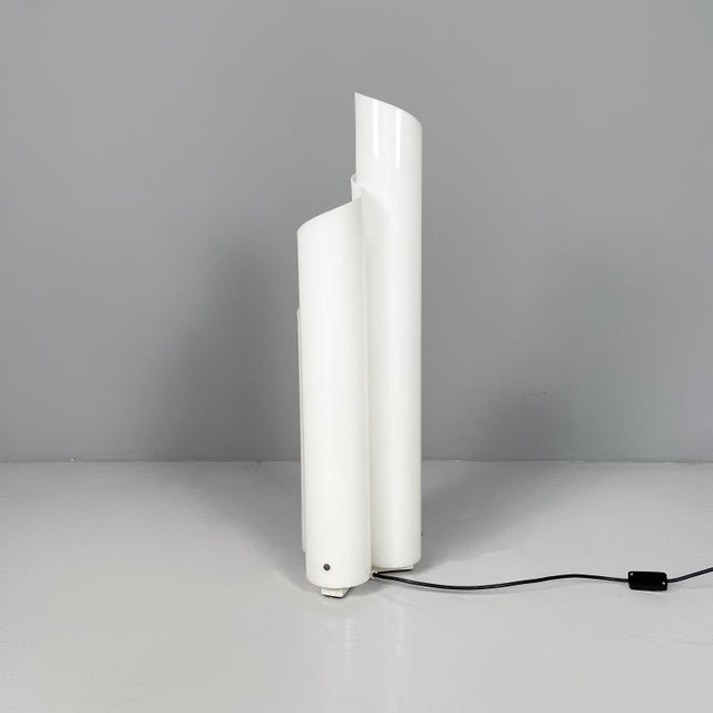 Italian Opaline Acrylic Glass Table Lamp by Vico Magistretti for Artemide, 1970s For Sale - Image 11 of 18