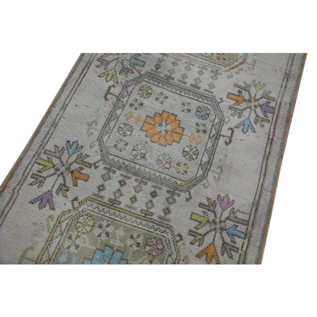 This exquisite vintage Turkish Oushak rug is a stunning example of traditional craftsmanship and timeless beauty. Hand-...