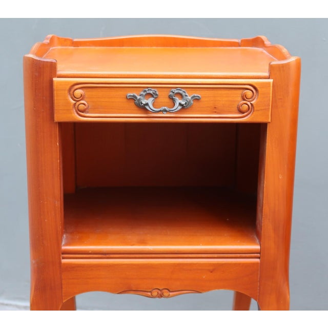 Set of two french Louis XV style side tables nightstands. Parisian work around 1970. Very good vintage condition (minimal...