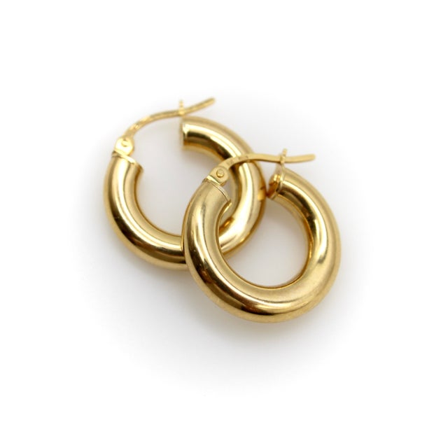 Hoops are a great jewelry staple, and these certainly could be the pair that fills a niche for you. These vintage 18k gold...