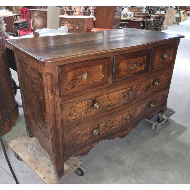 Louis XV Period Bombé Commode in Walnut and Elm Burl For Sale - Image 4 of 8