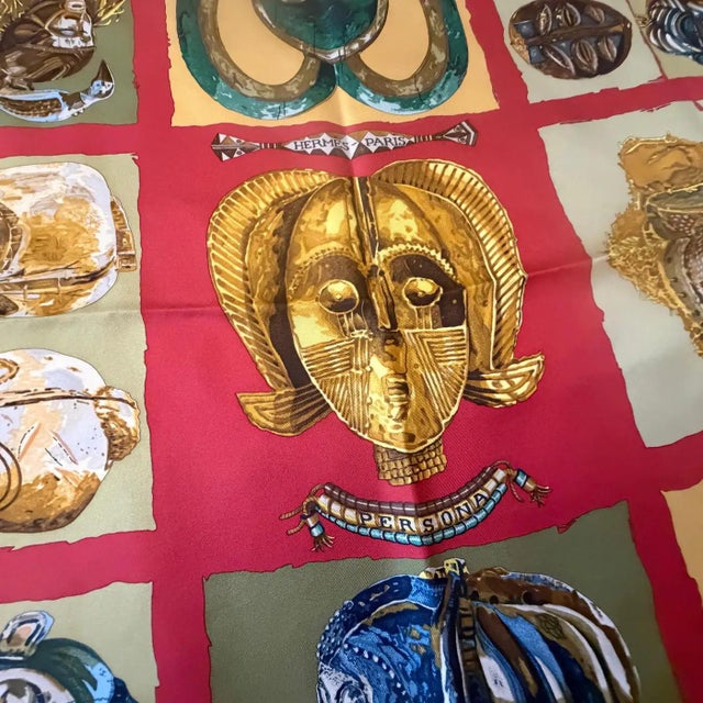 A 1982 Full Set Hermes Carrè Silk Scarf Masques Et Casques by Julia Albadie For Sale - Image 11 of 18