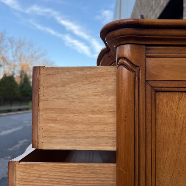 Wood Late 20th Century Monumental Thomasville French Louis XV Maple & Burl Wood 6 Drawer Chest on Chest Highboy Dresser For Sale - Image 7 of 16