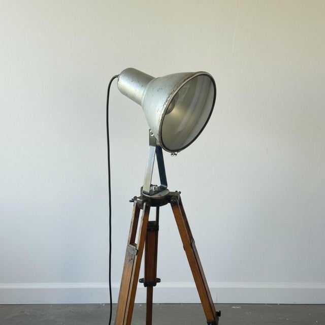 Vintage tripod theatre light. Legs are adjustable in width and height. Approximate dimensions: Height: 100/150cm Lamp...