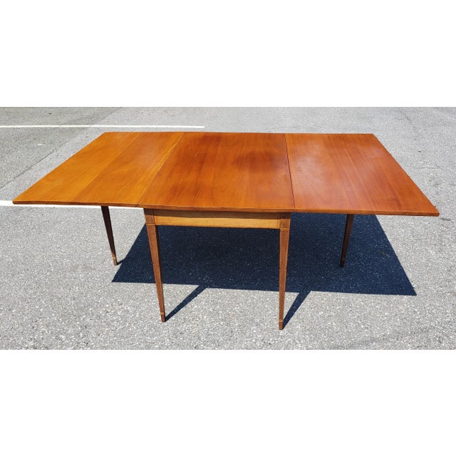 1930s American Federal Mahogany and Satinwood Inlay Drop-Leaf Dining Table For Sale In Washington DC - Image 6 of 10