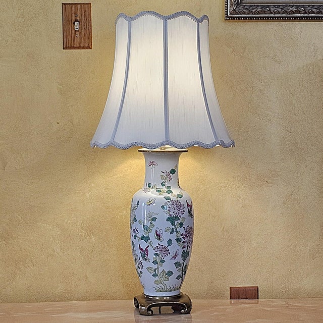 Chinoiserie Vintage Chinoiserie Famille Rose Porcelain Floral & Butterfly Table Lamp For Sale - Image 3 of 18