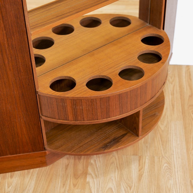 1960s Danish Modern Revolving Corner Bar in Teak by Vildbjerg Mobelfabrik For Sale In Los Angeles - Image 6 of 10