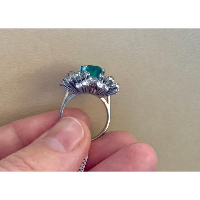 2.5 Carat Emerald Cut Colombian Emerald and Diamond 18 Karat Gold Ring Estate For Sale - Image 4 of 18