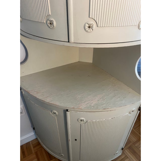 1950s Swedish Vintage Gustavian Ribbed Corner Cabinet Rosette Storage Mid-20th Century For Sale - Image 5 of 7