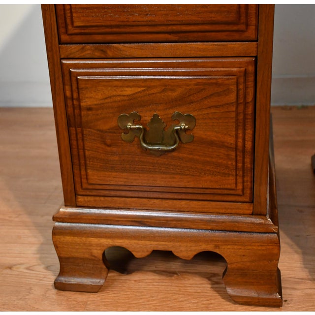 1930s 1930s Pair of English Chippendale Walnut Nightstands / Bedside Tables For Sale - Image 5 of 17
