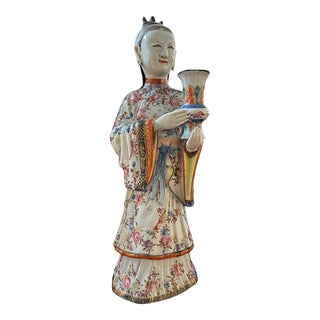 Late 18th Century Qing Dynasty Chinese Export Porcelain Courtier Candleholder For Sale