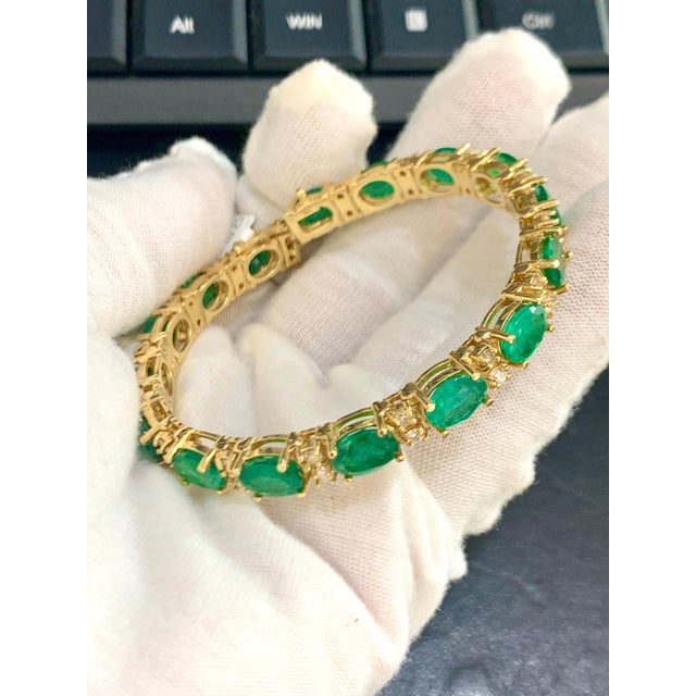 22 Carat Natural Emerald & Diamond Cocktail Tennis Bracelet 14 Karat Yellow Gold For Sale - Image 4 of 8