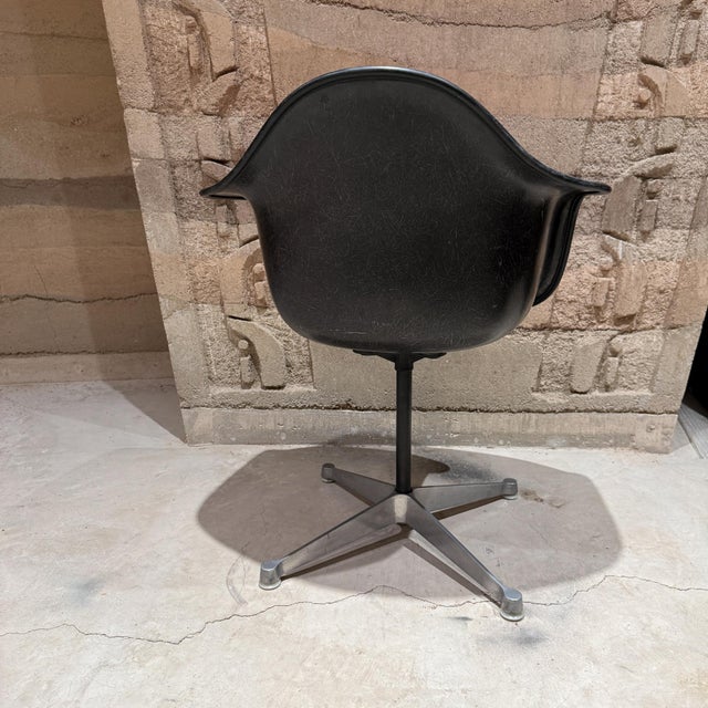 1960s Black Fiberglass Desk Armchair Charles & Ray Eames Herman Miller Mid-Century For Sale - Image 5 of 15