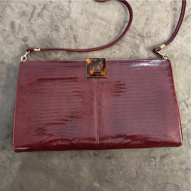 An Elegant 1950s Burgundy Leather and Bakelite Clasp Italian Shoulder Bag For Sale - Image 9 of 11