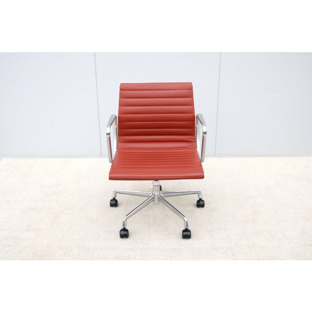 Stunning authentic mid-century modern Eames aluminum group management chair. A timeless design classic and contemporary...