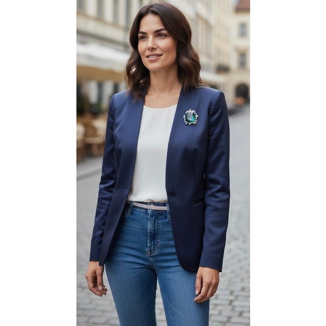 The perfect emerald green brooch to dress up a jacket or wear for any occasion.