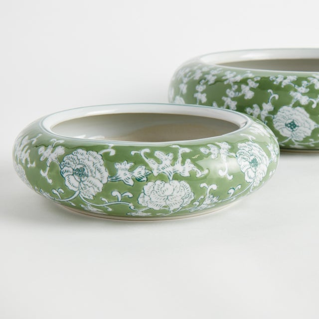 A classic chinoiserie in shades of green &White. How refreshing! The color green is known to have a harmonizing, balancing...