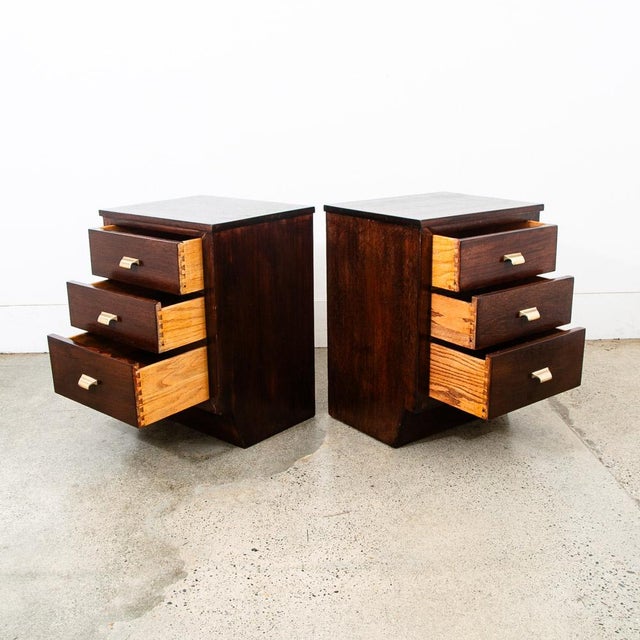 1960s A Pair of Mid Century Modern Nightstands End Side Tables Mahogany 3 Drawers Shelf Vintage For Sale - Image 5 of 12