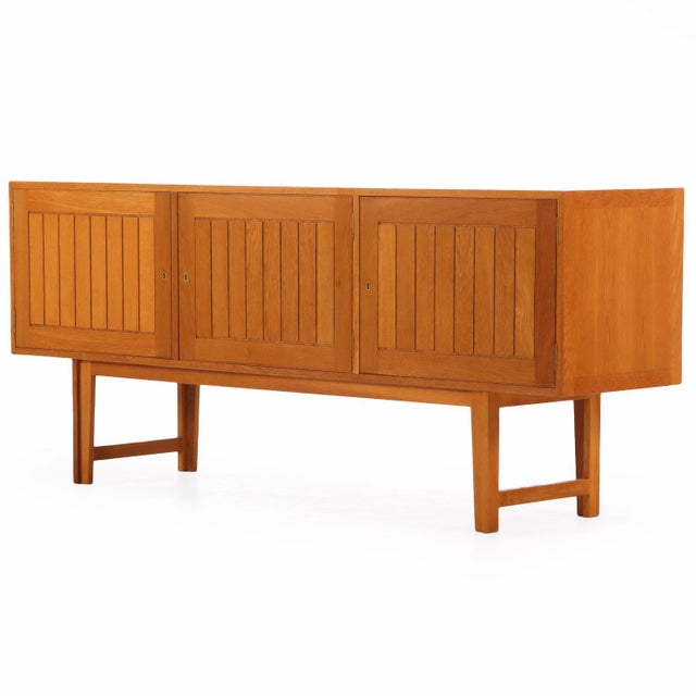 Mid-Century Modern A Danish Oak Cabinet / Sideboard, C. 1950. For Sale - Image 3 of 8