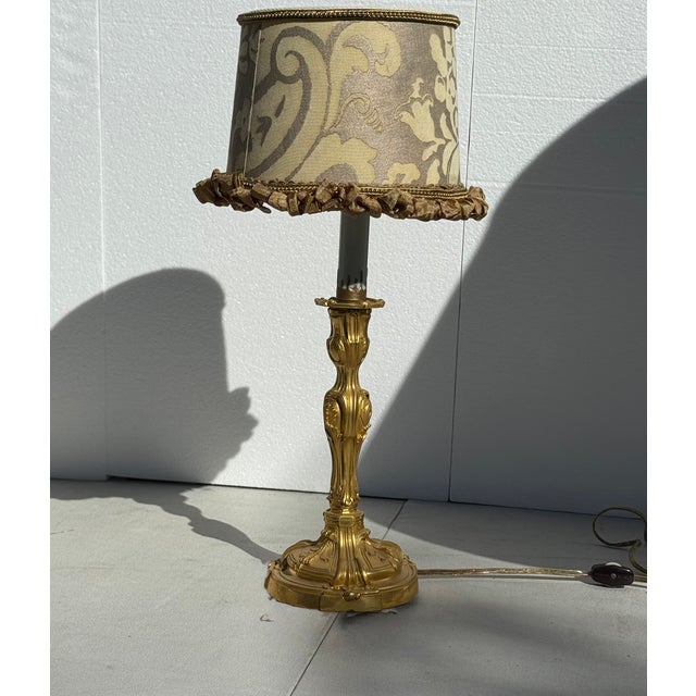 French Boudoir Lamp – Gilt Bronze – Custom Fortuny Shade – Signed Millet à Paris – Louis XV Style This exquisite French...