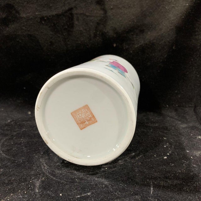This cylindrical vessel, traditionally used by scholars to hold calligraphy brushes, is decorated in the classic Famille...