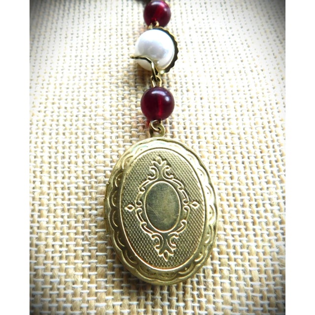 Vintage Classic English Gold Brooch Pin and Etched Oval Locket, Hanging Wine & Wired Pearl Chain For Sale - Image 11 of 13