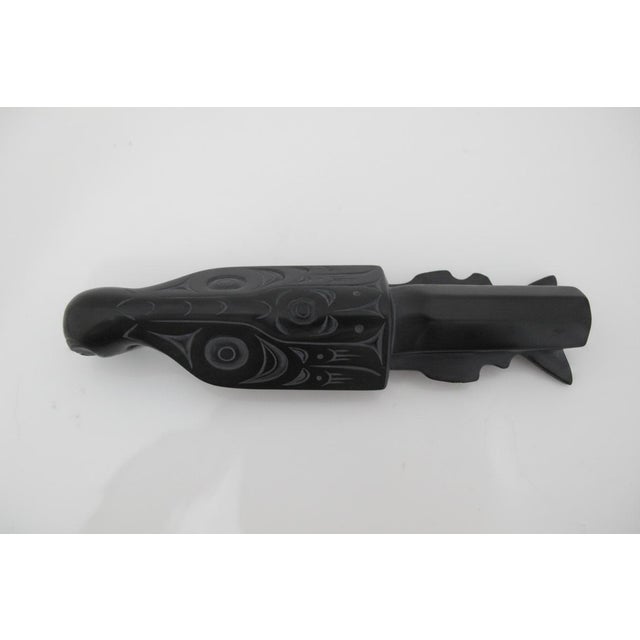 1990s Pat Dixon Haida Bc Argillite Carved Eagle & Fish Totem Pipe Sculpture For Sale - Image 5 of 10