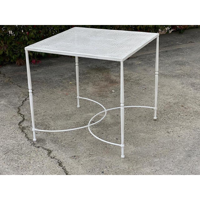 Beautiful maison jansen set in white wrought iron, with the backs of the armchairs adorned with a bow. seats, backrests,...