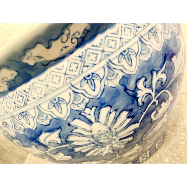 Chinoiserie Large Traditional Chinoiserie Blue & White Ceramic Hand Painted Chinese Fish Bowl Jardiniere, Cache Pot, Garden Planter With Botanical Motif For Sale - Image 3 of 12