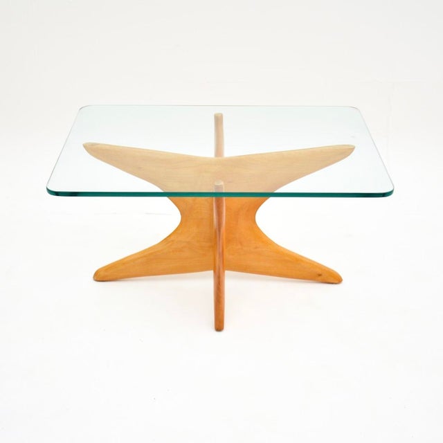An extremely stylish and well made vintage Italian satin wood side table, dating from the 1960’s. This is of superb...