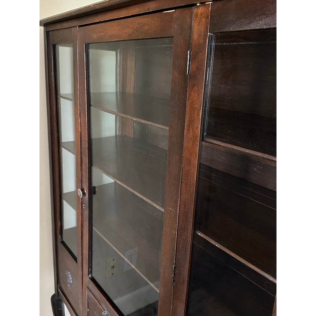 Vintage Early-Mid 20th Century Queen Anne Mahogany China Cabinet For Sale In Orlando - Image 6 of 12