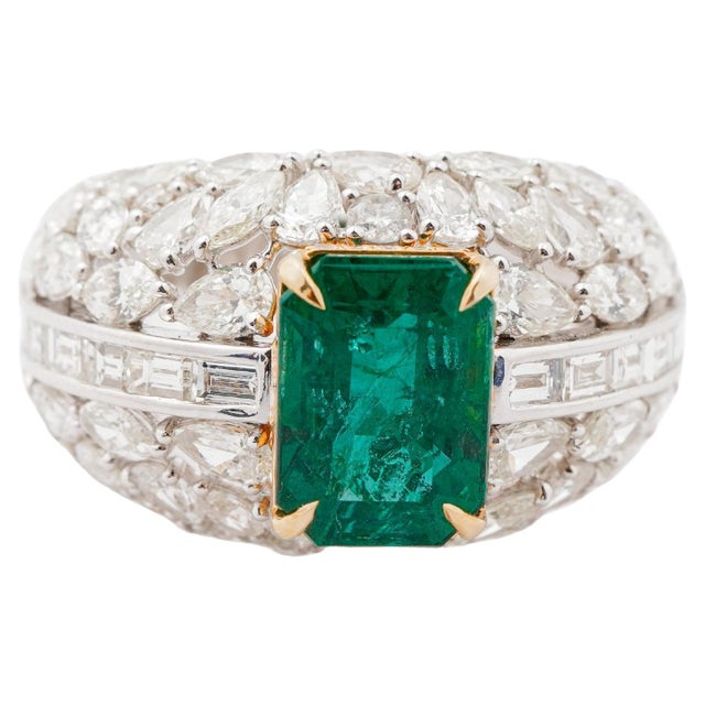 Modern Natural Zambian Emerald 3.99cts & Diamond 1.25cts Ring in 18k Gold For Sale - Image 3 of 8