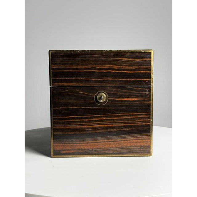 Late 19th-century decanter box. with a Braham lock. In very good condition. The lock works well. The bottles are in...