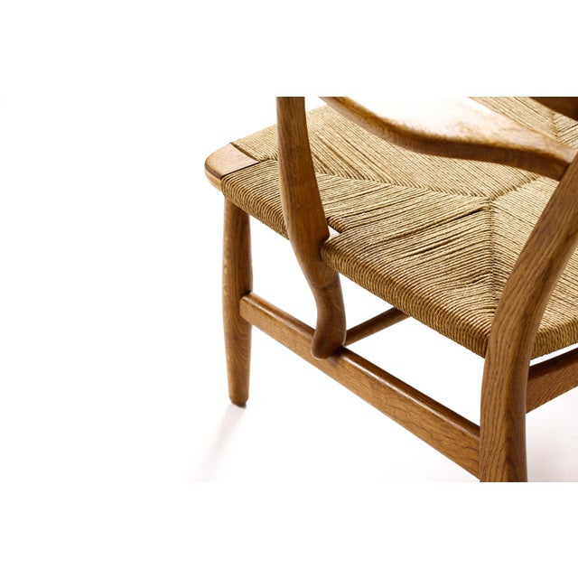 Wood 1960s Danish Modern / Mid Century Oak Lounge / Armchair – Attributed to Hans Wegner for Carl Hansen — Model Ch22 For Sale - Image 7 of 12