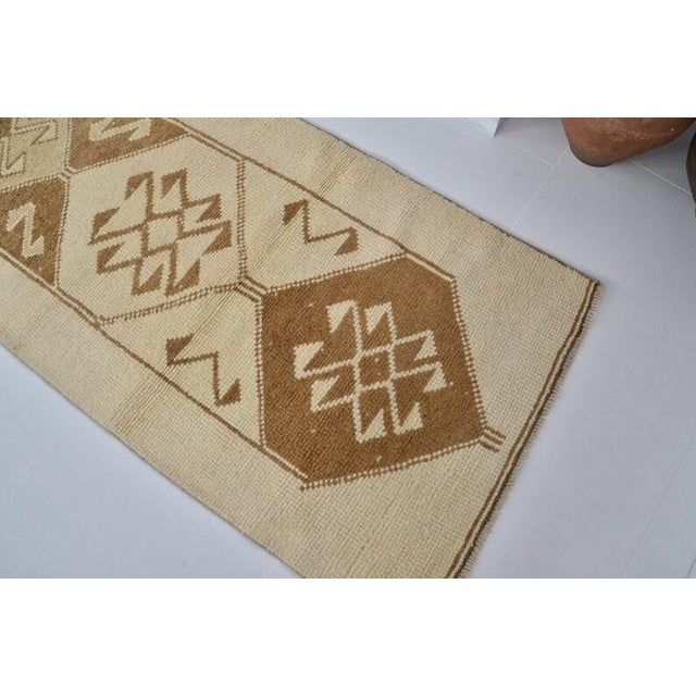 1950s Anatolian Wool Neutral Geometric Runner For Sale In Phoenix - Image 6 of 10