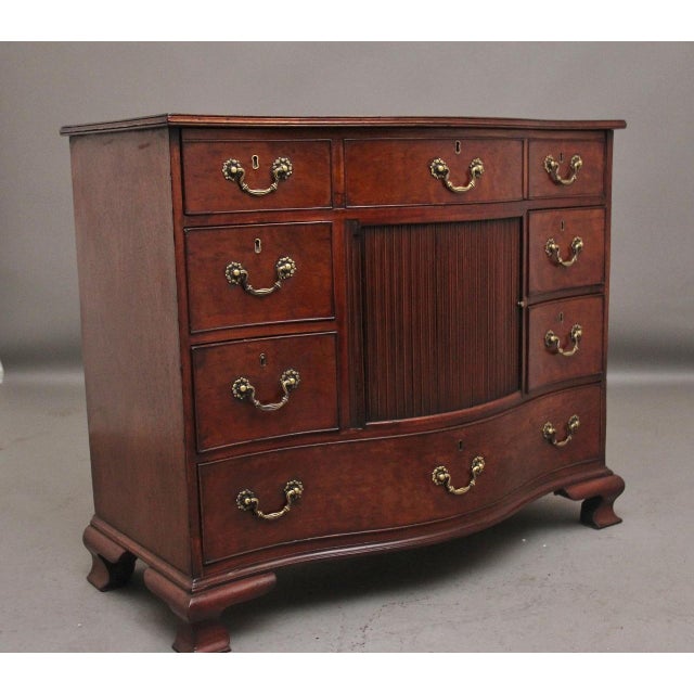 A fabulous quality and unique early 19th Century serpentine shaped mahogany chest of drawers, having a lovely figured top...