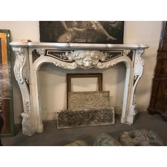 Elegant Italian marble fireplace dating from the early 20th century, executed in the refined Neoclassical style....
