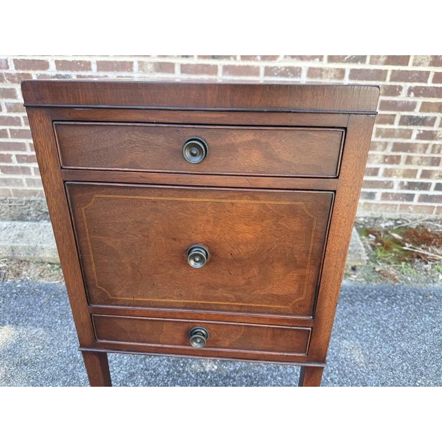 Wood Early 20th Century Pair of Regency Style Inlaid Mahogany Three Drawer Bedside Tables/ Nightstands For Sale - Image 7 of 18