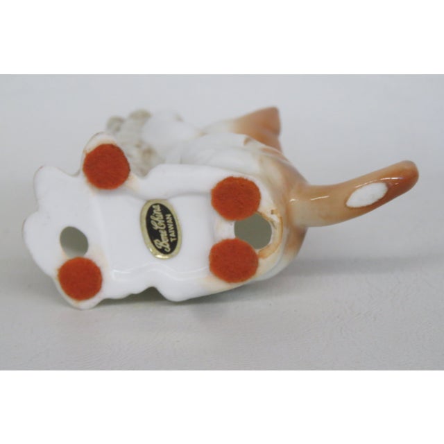 Brown Bone China Taiwan Tabby Cat Chasing Mouse Up a Tree Stump Ceramic Figurine 4964b For Sale - Image 8 of 14